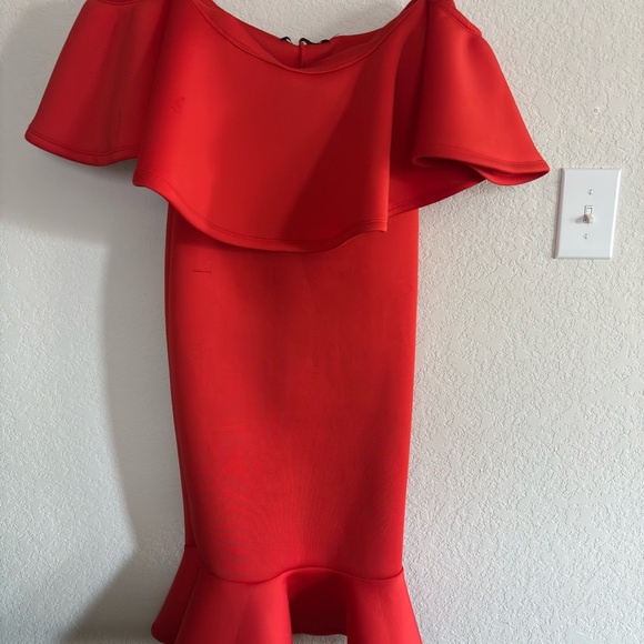 Elegant Red Off-Shoulder Dress - Picture 1 of 6
